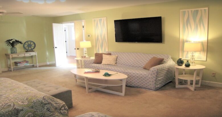 "Girls suite" with 3 queen beds and sofa