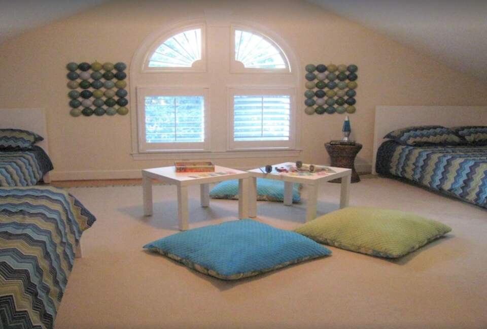 "Boys suite" with 3 queen beds