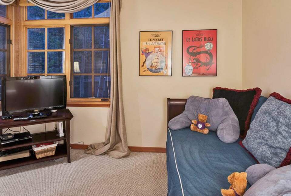 Guest room with day bed