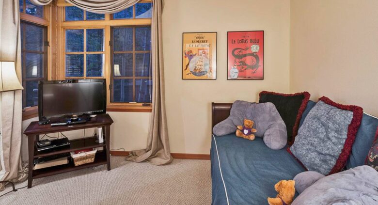 Guest room with day bed