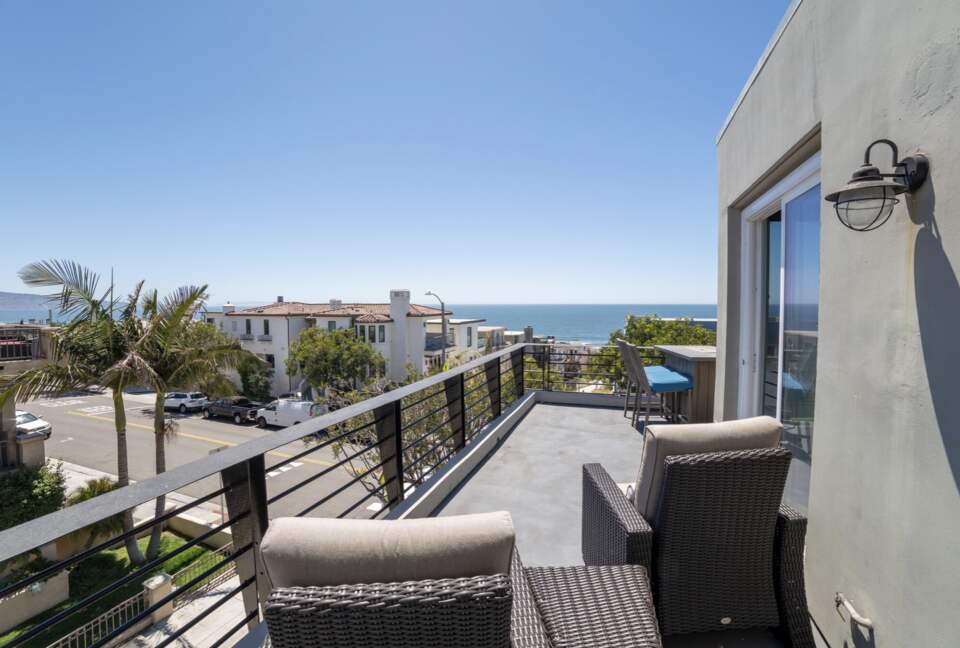 Home Exchange in Manhattan Beach, CA patio with lounge chairs
