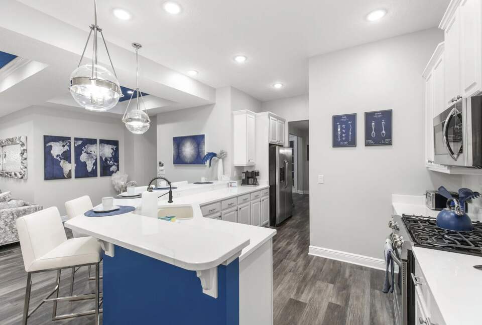 Home Exchange in Reunion, FL, kitchen with counter seating