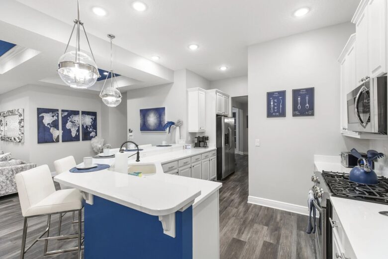 Home Exchange in Reunion, FL, kitchen with counter seating