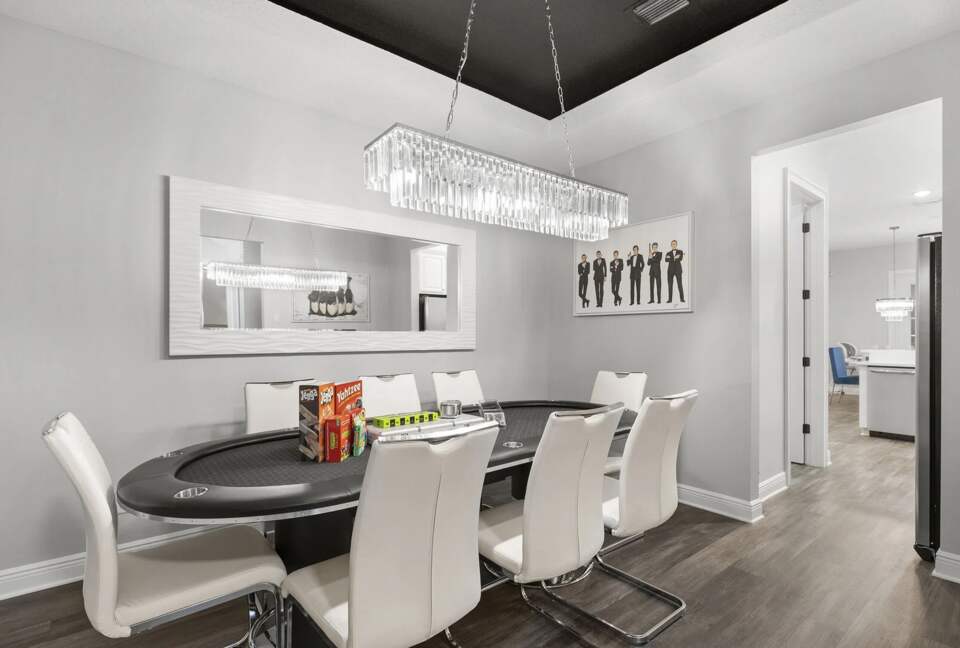 Home Exchange in Reunion, FL, dining room off the kitchen!