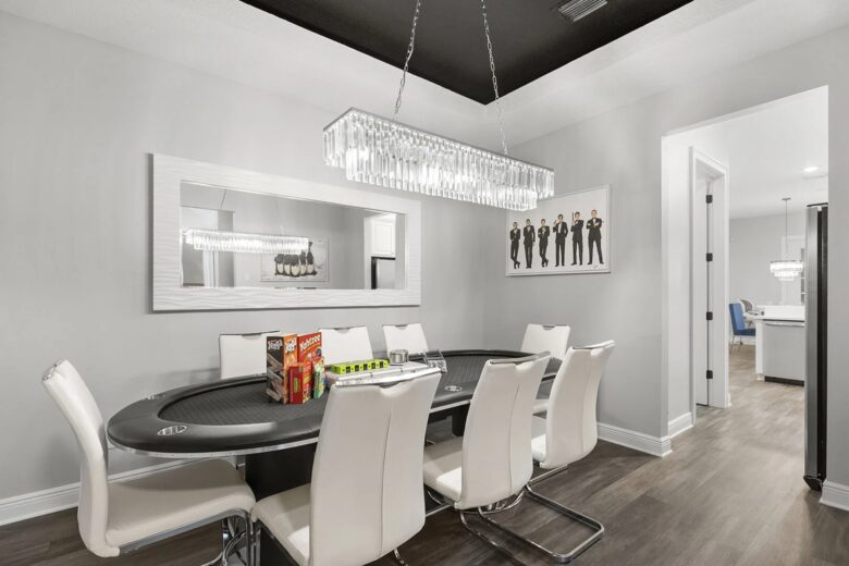 Home Exchange in Reunion, FL, dining room off the kitchen!