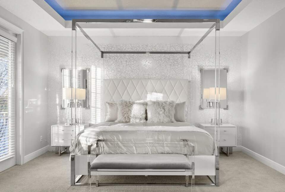Home Exchange in Reunion, FL, master bedroom with lavish designs
