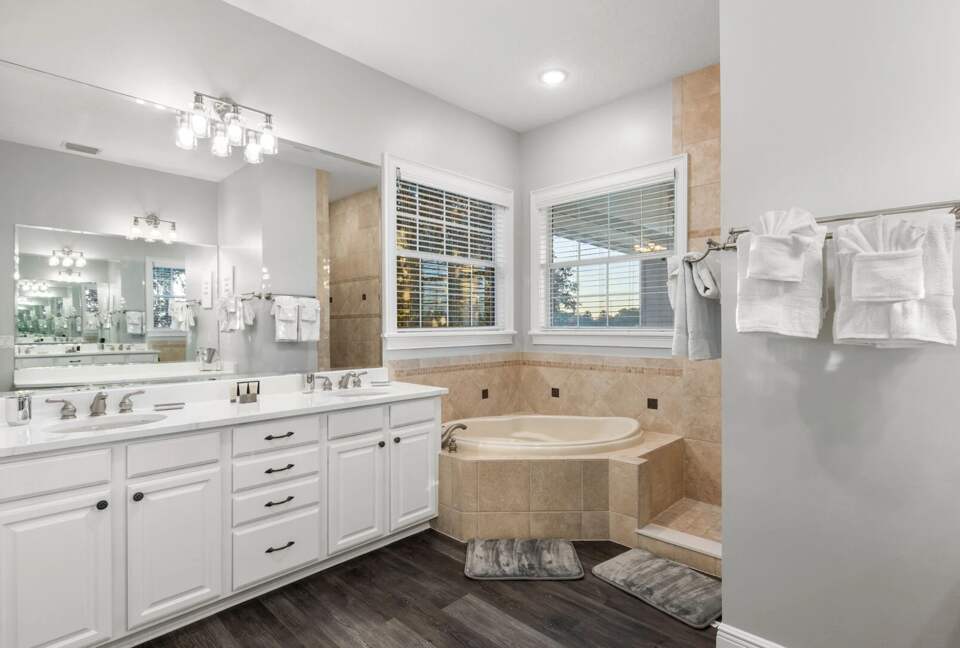 Home Exchange in Reunion, FL, master en suite with a soaking tub