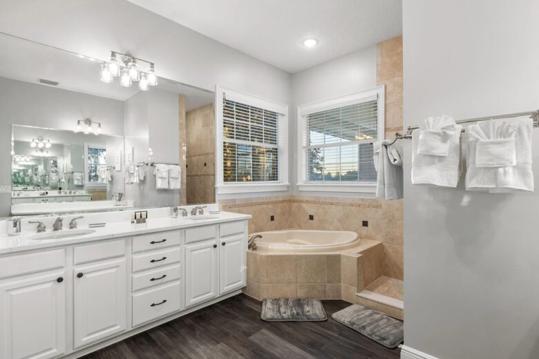 Home Exchange in Reunion, FL, master en suite with a soaking tub