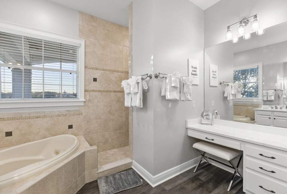 Home Exchange in Reunion, FL, master en suite with walk in shower