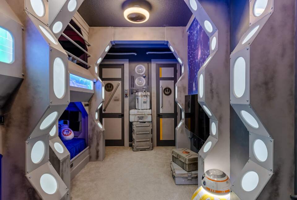 Home Exchange in Reunion, FL, space themed room