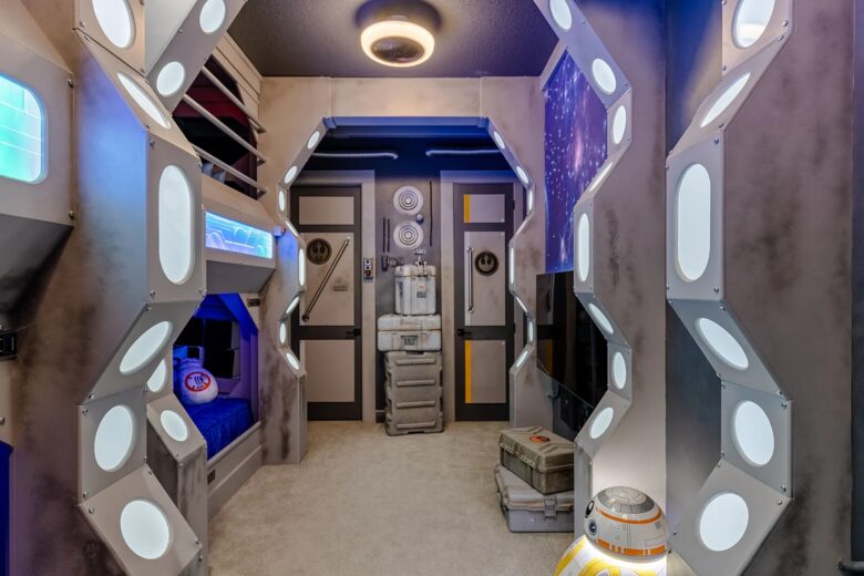 Home Exchange in Reunion, FL, space themed room