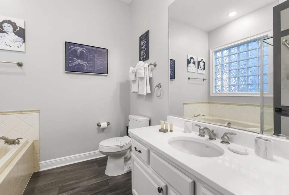 Home Exchange in Reunion, FL, full bathroom with tub and shower