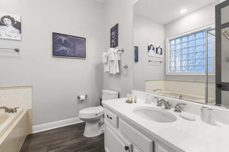 Home Exchange in Reunion, FL, full bathroom with tub and shower