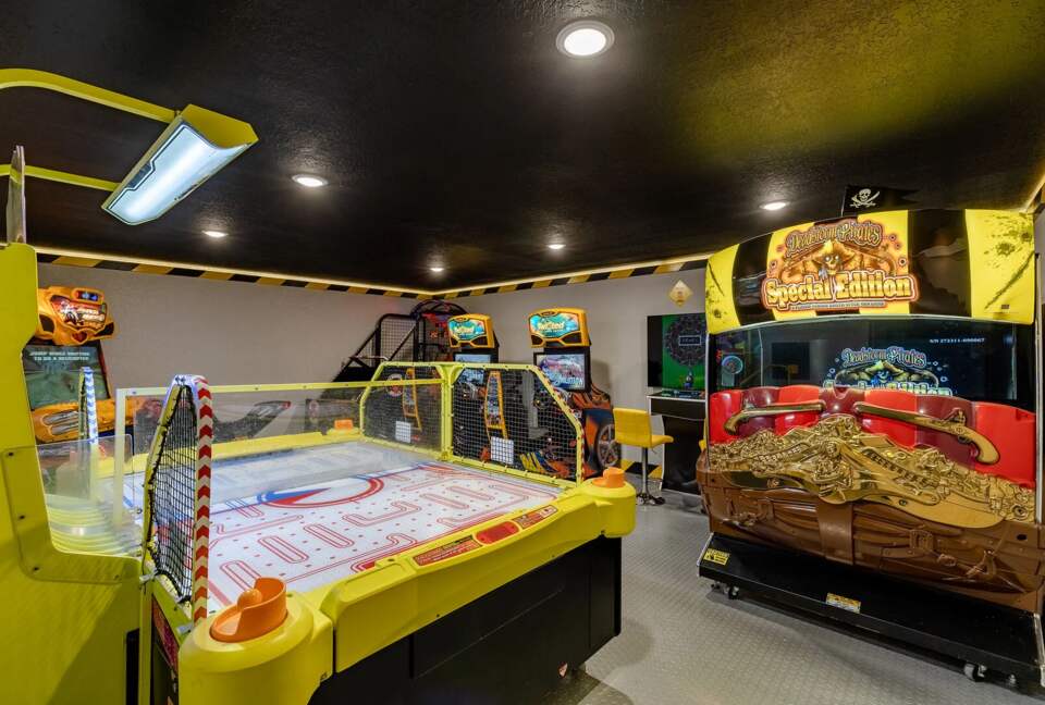 Home Exchange in Reunion, FL, game room with tons of arcade games!