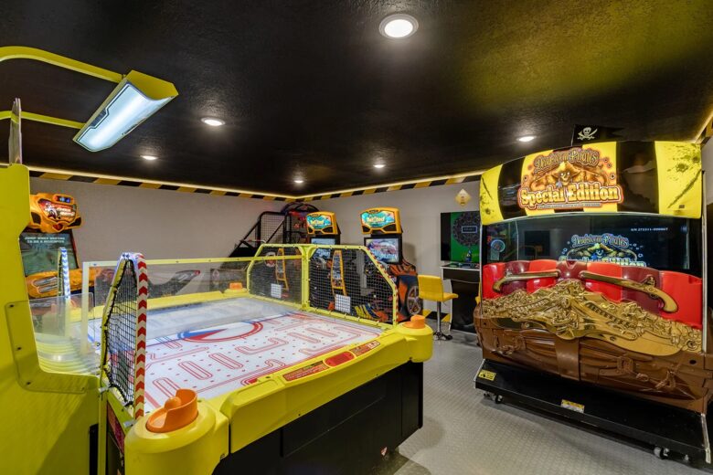 Home Exchange in Reunion, FL, game room with tons of arcade games!