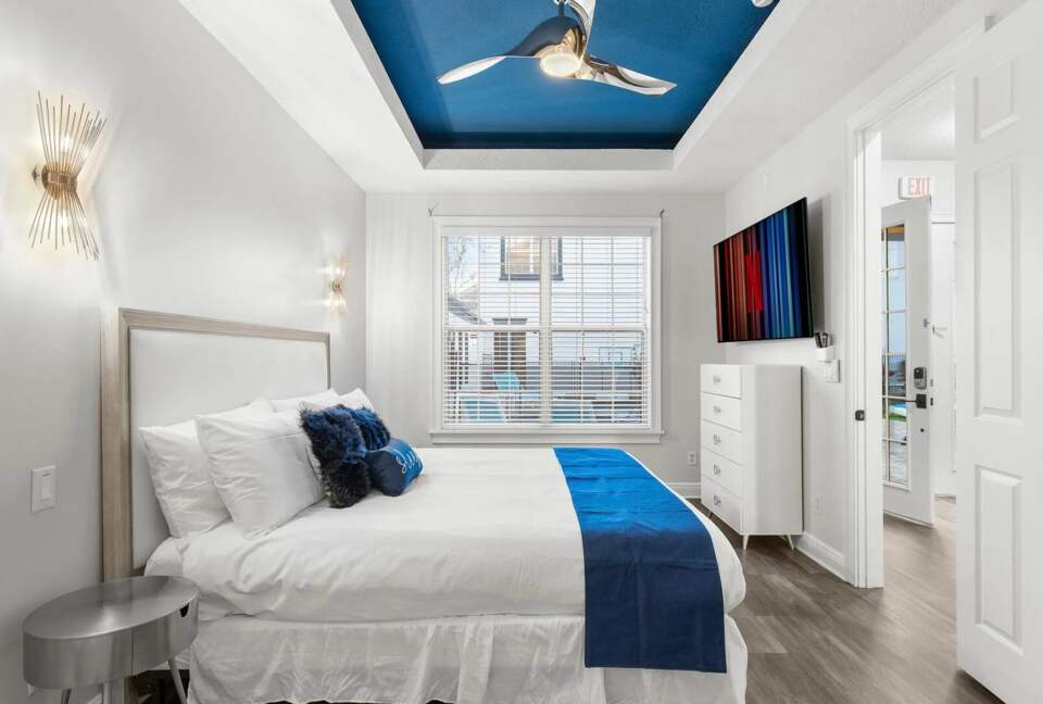 Home Exchange in Reunion, FL, grand extra bedroom with television