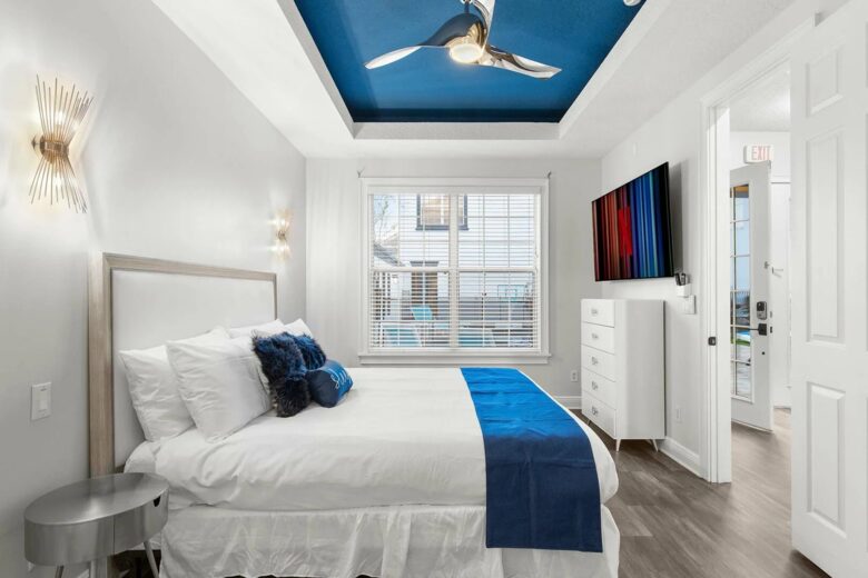 Home Exchange in Reunion, FL, grand extra bedroom with television