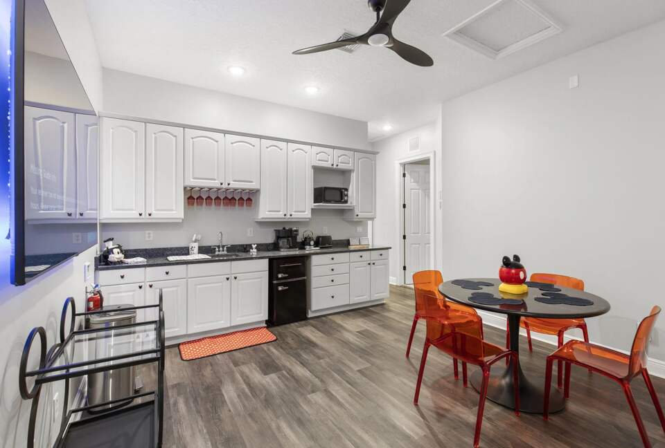 Home Exchange in Reunion, FL, guest house kitchen and dining option
