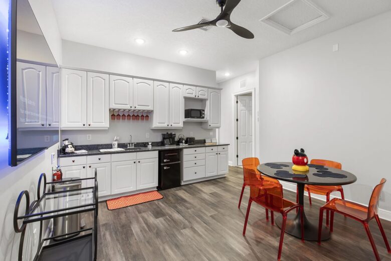 Home Exchange in Reunion, FL, guest house kitchen and dining option
