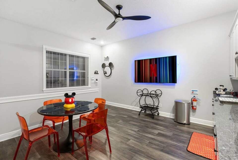 Home Exchange in Reunion, FL, guest kitchen and dining option