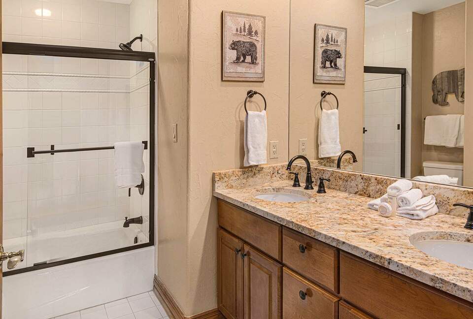Home Exchange in Beaver Creek, CO, bathroom 3 with shower tub combo