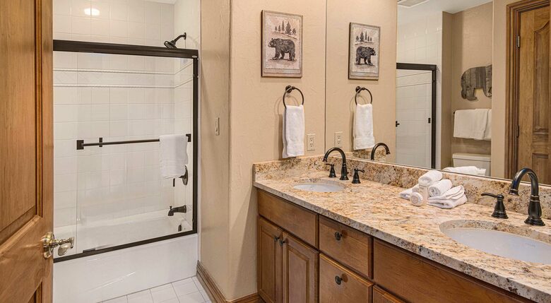 Home Exchange in Beaver Creek, CO, bathroom 3 with shower tub combo