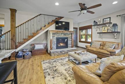 Home Exchange in McCall, ID family room with leather sofas