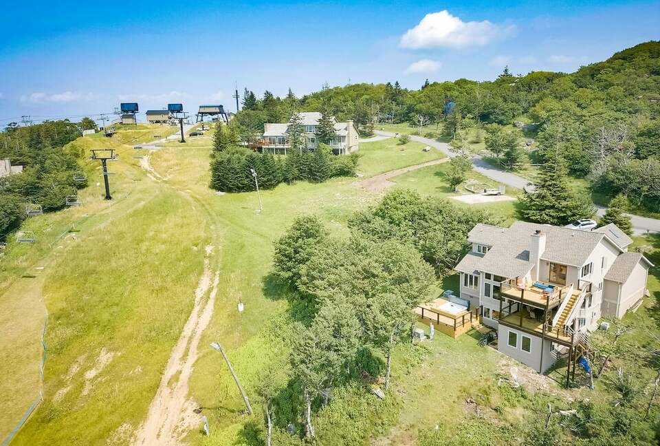 Sky High Adventures - Ski-in/Ski-out - Beech Mountain, North Carolina