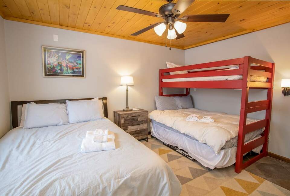 Sky High Adventures - Ski-in/Ski-out - Beech Mountain, North Carolina