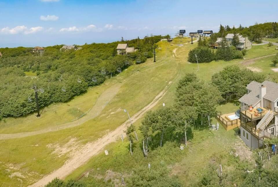 Sky High Adventures - Ski-in/Ski-out - Beech Mountain, North Carolina