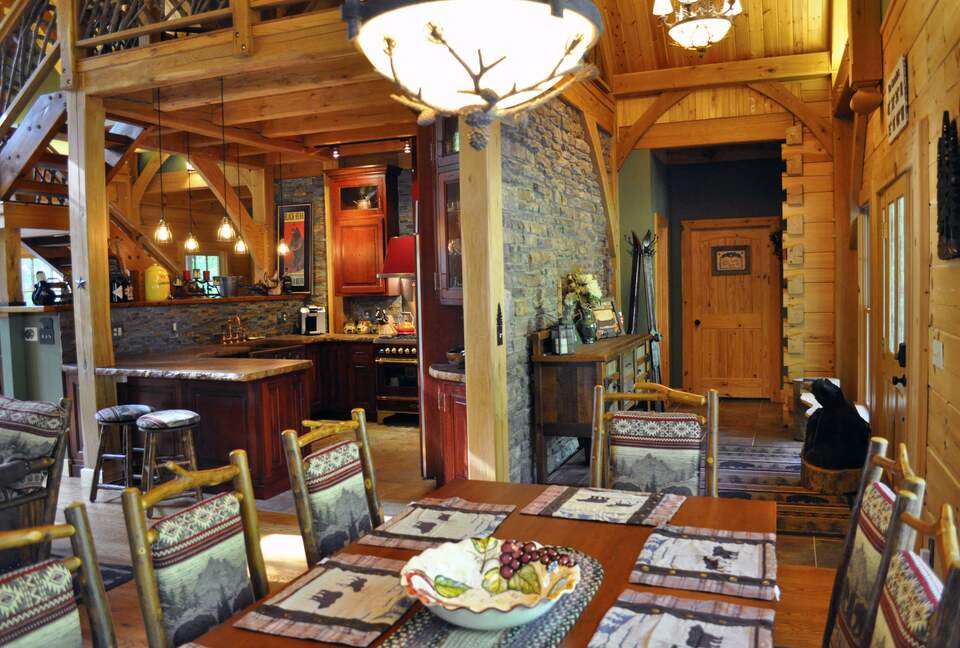 Home Exchange in Greentown, PA, dining table that seats 8