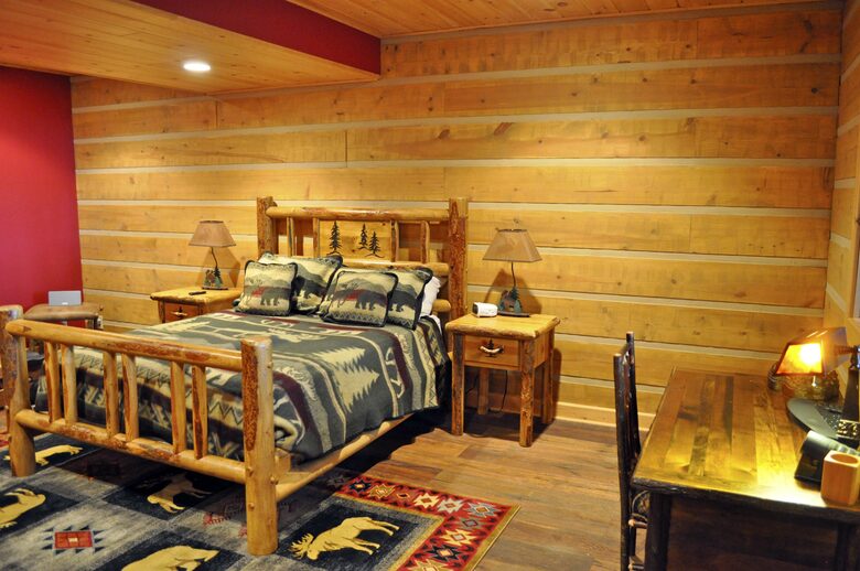 Home Exchange in Greentown, PA, guest bedroom with a desk