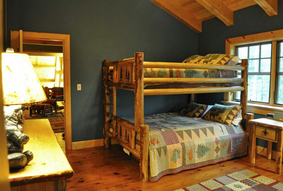 Home Exchange in Greentown, PA, bunk room with queen over queen bunk