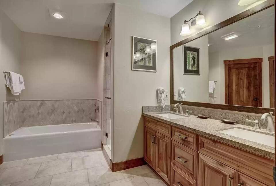 Ensuite bath 1 with steam shower