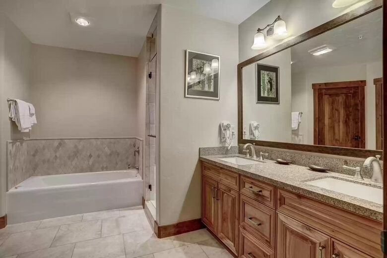 Ensuite bath 1 with steam shower