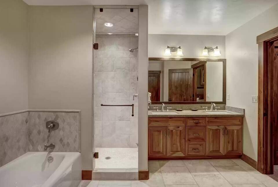 Ensuite bath 1 with steam shower