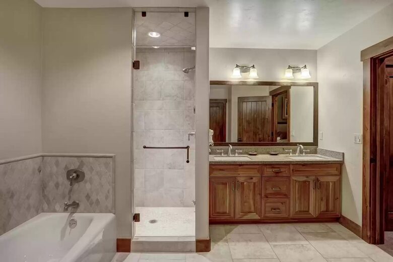 Ensuite bath 1 with steam shower