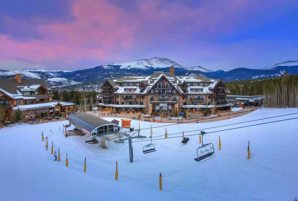 Independence 6-person chair lift on Peak 7