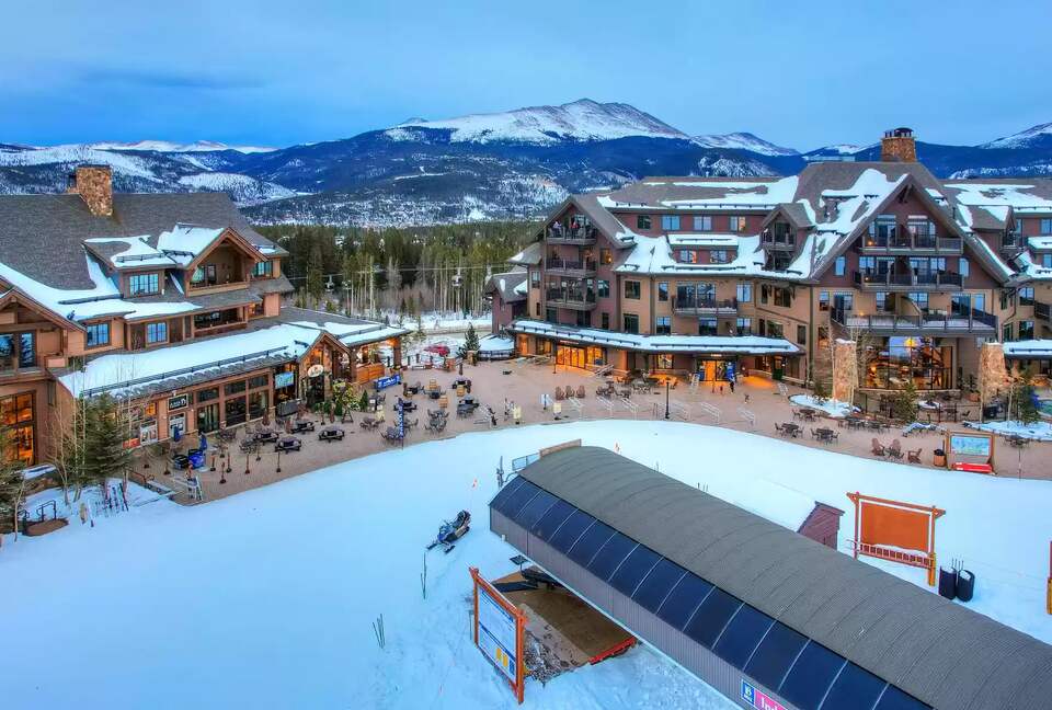 Independence 6-person chair lift on Peak 7