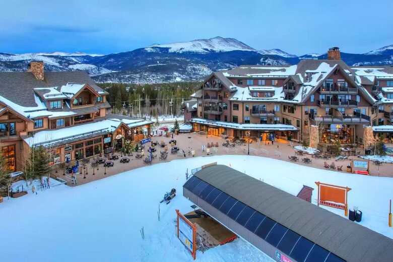 Independence 6-person chair lift on Peak 7