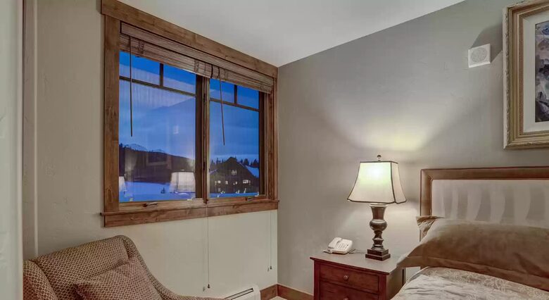 Bedroom 3 with view of slope