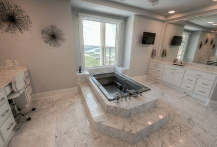 Home Exchange in Austin, TX master en suite with double vanity & tub