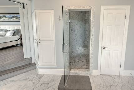 Home Exchange in Austin, TX en suite with a walk in shower