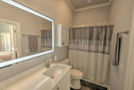 Home Exchange in Austin, TX bedroom #2 en suite with shower/tub
