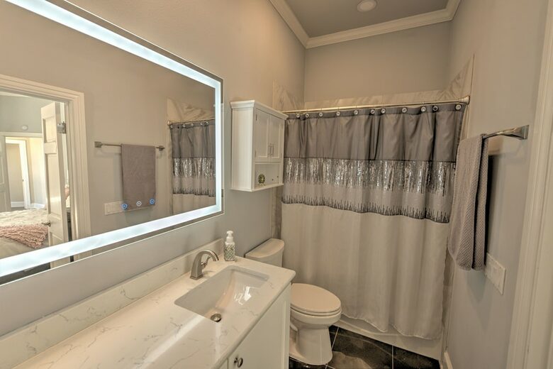 Home Exchange in Austin, TX bedroom #2 en suite with shower/tub