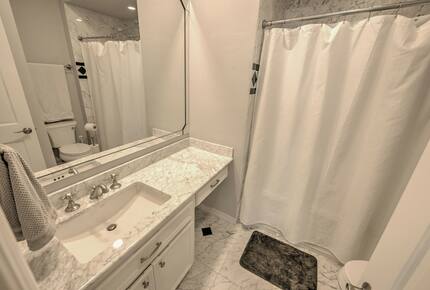 Home Exchange in Austin, TX guest bedroom #4 en suite with shower tub