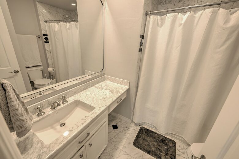 Home Exchange in Austin, TX guest bedroom #4 en suite with shower tub