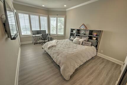 Home Exchange in Austin, TX bedroom #1 with office and king bed