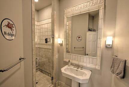 Home Exchange in Austin, TX bedroom #1 en suite with walk in shower