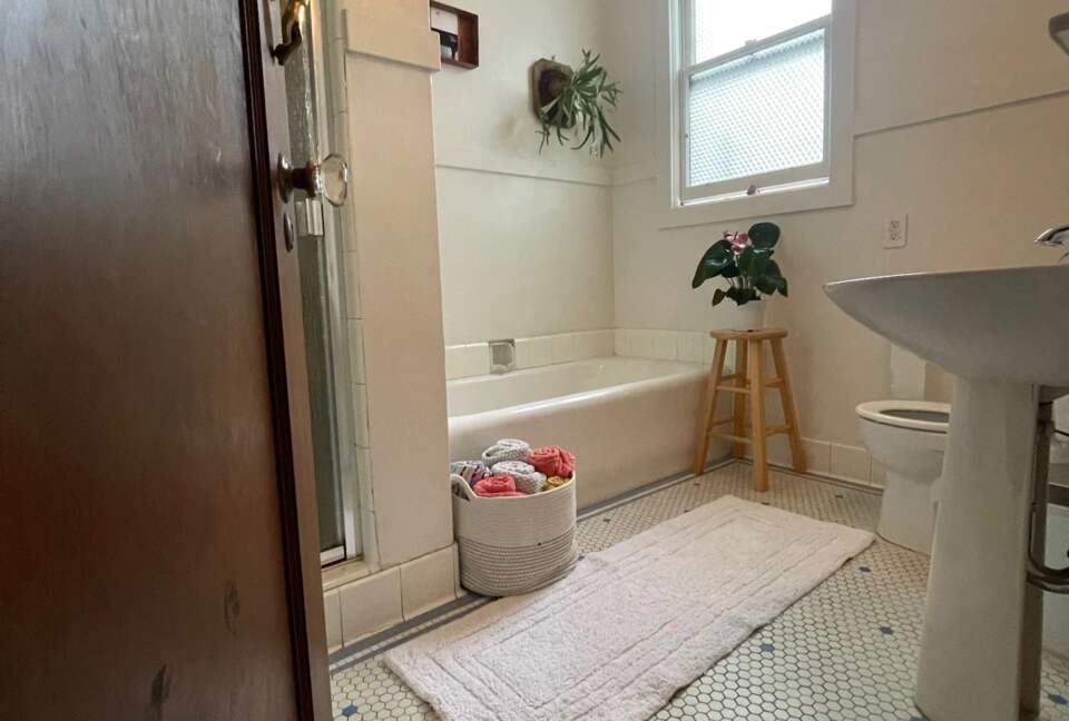 Home Exchange in San Francisco, CA, bathroom #1 with tub and shower